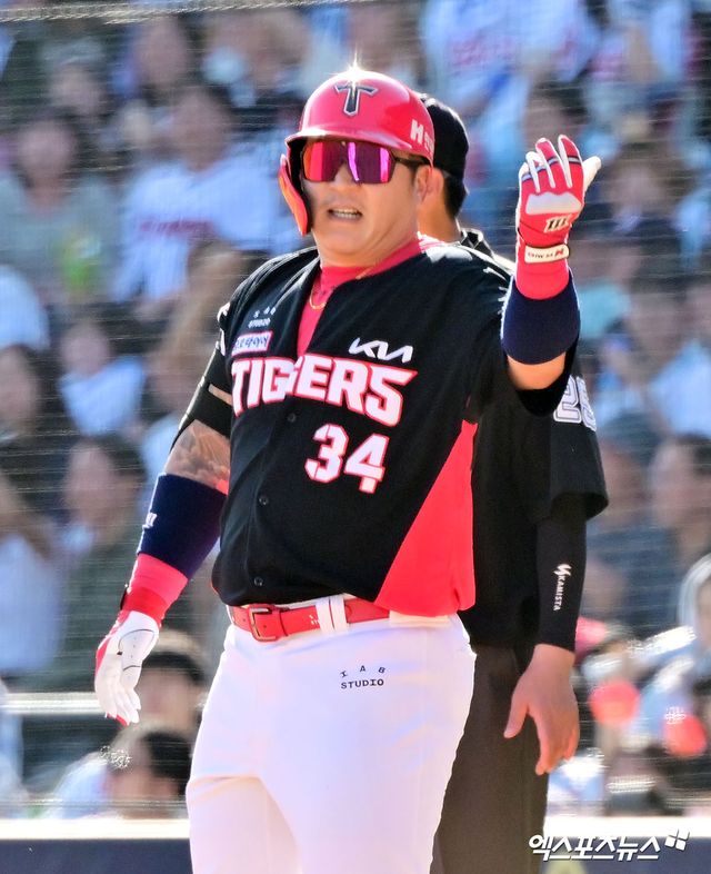 20일 오후 서울 송파구 잠실야구장에서 열린 '2025 신한 SOL Bank KBO리그' KIA 타이거즈와 두산 베어스의 경기, 7회초 2사 1,3루 KIA 최형우가 1타점 적시타를 날리고 있다. 잠실, 김한준 기자