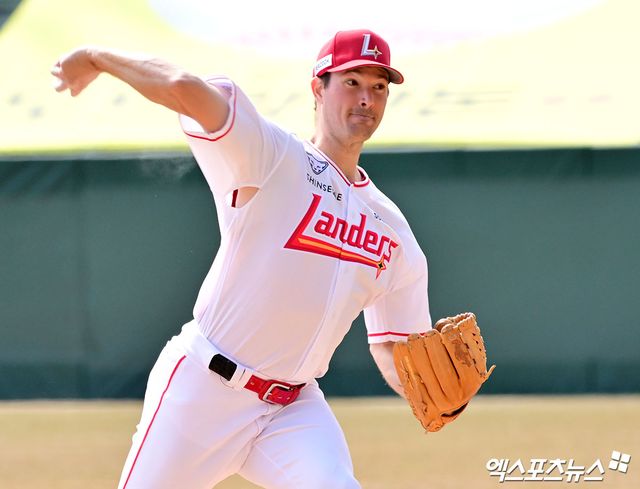 15일 오후 인천SSG랜더스필드에서 열린 '2025 신한 SOL Bank KBO리그' LG 트윈스와 SSG 랜더스의 시범경기, 1회초 SSG 선발투수 앤더슨이 공을 힘차게 던지고 있다. 엑스포츠뉴스 DB
