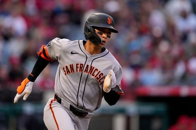 미국 메이저리그 샌프란시스코 자이언츠의 이정후가 21일 (이하 한국시간) 미국 캘리포니아주 애너하임의 에인절스타디움에서 열린 2025 메이저리그 LA 에인절스와의 원정 경기에 3번타자 겸 중견수로 선발출전, 5타수 무안타를 기록했다. 지난 16일 필라델피아 필리스와의 원정 경기부터 이어온 5경기 연속 안타 행진도 마감했다. 오는 22일 밀워키 브루어스와의 홈 경기에서 안타 생산 재개를 노린다. 사진 연합뉴스