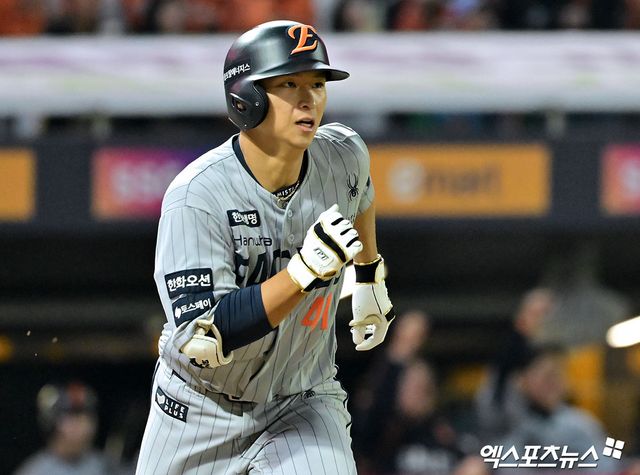 17일 오후 인천SSG랜더스필드에서 열린 '2025 신한 SOL Bank KBO리그' 한화 이글스와 SSG 랜더스의 경기, 7회초 1사 2루 한화 최인호가 1타점 2루타를 날리고 있다. 엑스포츠뉴스 DB