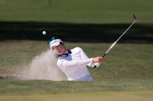 윤이나는 21일(한국시간) 미국 캘리포니아주 로스앤젤레스의 엘카바예로 컨트리클럽(파72·6679야드)에서 열린 JM 이글 LA 챔피언십 4라운드에서 1오버파 73타를 쳤다. 최종 합계 14언더파 274타를 기록한 윤이나는 공동 16위에 자리했다. AFP연합뉴스