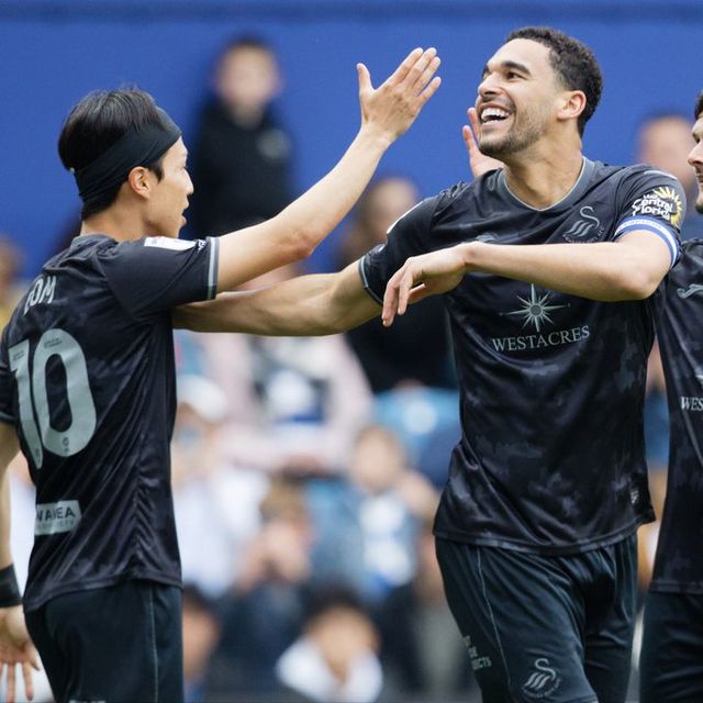 퀸즈파크 레인저스가 21일(한국시간) 영국 런던에 있는 로프터스 로드에서 열린 스완지 시티와의 2024-2025시즌 챔피언십 44라운드 홈 경기에서 1-2로 패했다.&nbsp;스완지