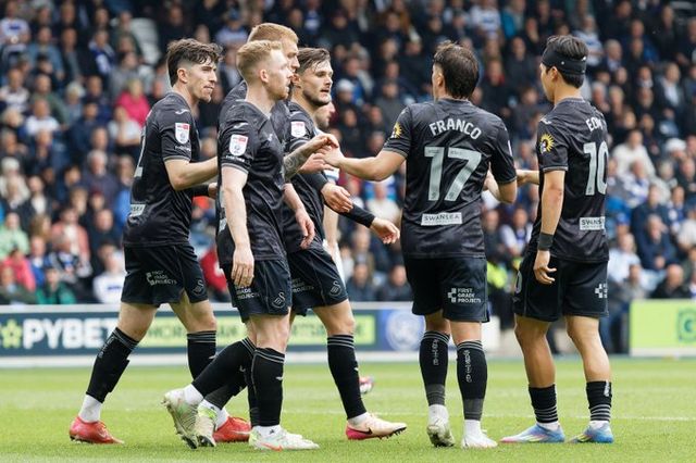 퀸즈파크 레인저스가 21일(한국시간) 영국 런던에 있는 로프터스 로드에서 열린 스완지 시티와의 2024-2025시즌 챔피언십 44라운드 홈 경기에서 1-2로 패했다.&nbsp;스완지