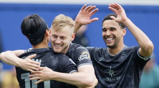 퀸즈파크 레인저스가 21일(한국시간) 영국 런던에 있는 로프터스 로드에서 열린 스완지 시티와의 2024-2025시즌 챔피언십 44라운드 홈 경기에서 1-2로 패했다.&nbsp;스완지