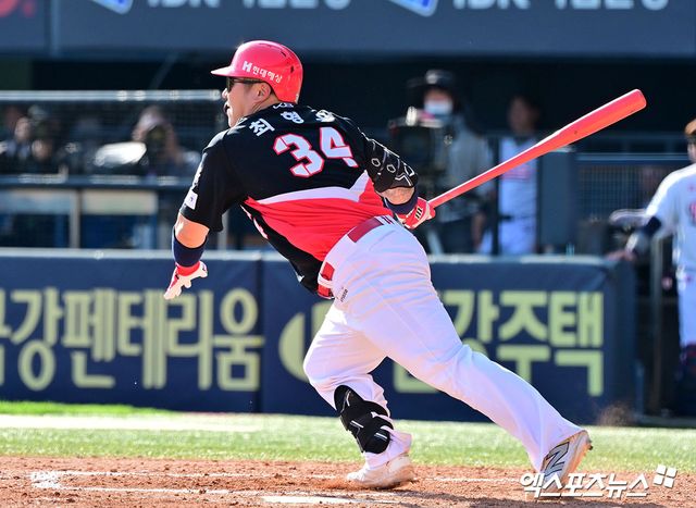 20일 오후 서울 송파구 잠실야구장에서 열린 '2025 신한 SOL Bank KBO리그' KIA 타이거즈와 두산 베어스의 경기, 7회초 2사 1,3루 KIA 최형우가 1타점 적시타를 날리고 있다. 잠실, 김한준 기자