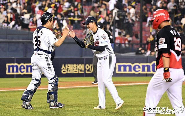 18일 오후 서울 송파구 잠실야구장에서 열린 '2025 신한 SOL Bank KBO리그' KIA 타이거즈와 두산 베어스의 경기, 두산이 11안타를 몰아치며 KIA에 7:1로 승리했다. 이날 경기에서 승리한 두산 선수들이 기뻐하고 있다. 엑스포츠뉴스 DB