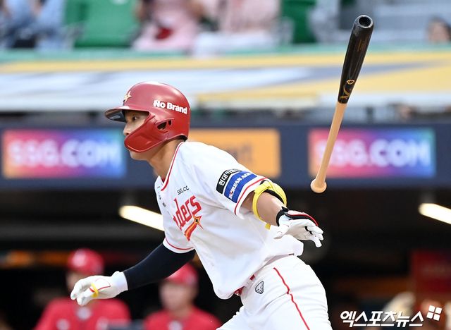 12일 오후 인천SSG랜더스필드에서 열린 '2024 신한 SOL Bank KBO리그' KIA 타이거즈와 SSG 랜더스의 경기, 3회말 무사 1루 SSG 박지환이 좌전안타를 날리고 있다. 엑스포츠뉴스 DB