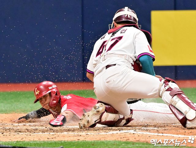 28일 오후 서울 구로구 고척스카이돔에서 열린 '2025 신한 SOL Bank KBO리그' SSG 랜더스와 키움 히어로즈의 경기, 8회초 1사 1루 SSG 박지환이 오태곤의 1타점 2루타때 득점에 성공하고 있다. 엑스포츠뉴스 DB