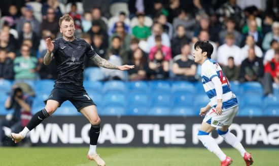 퀸즈파크 레인저스가 21일(한국시간) 영국 런던에 있는 로프터스 로드에서 열린 스완지 시티와의 2024-2025시즌 챔피언십 44라운드 홈 경기에서 1-2로 패했다.&nbsp;스완지