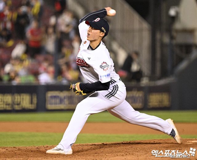 18일 오후 서울 송파구 잠실야구장에서 열린 '2025 신한 SOL Bank KBO리그' KIA 타이거즈와 두산 베어스의 경기, 9회초 두산 홍민규가 공을 힘차게 던지고 있다. 엑스포츠뉴스 DB