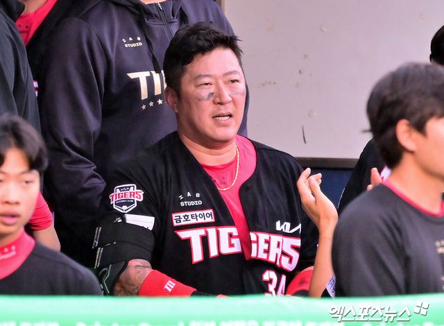 19일 오후 서울 송파구 잠실야구장에서 열린 '2025 신한 SOL Bank KBO리그' KIA 타이거즈와 두산 베어스의 경기, 4회초 1사 KIA 최형우가 솔로 홈런을 날린 후 더그아웃에서 축하를 받고 있다. 잠실, 김한준 기자