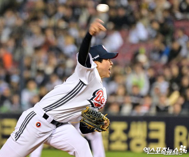 10일 오후 서울 송파구 잠실야구장에서 열린 '2025 신한 SOL Bank KBO리그' 한화 이글스와 두산 베어스의 경기, 8회초 두산 홍민규가 공을 힘차게 던지고 있다. 엑스포츠뉴스 DB