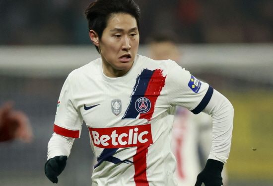 프랑스 PSG를 지휘하는 루이스 엔리케 감독이 이강인의 포지션을 수비형 미드필더로 바꿔 활용할 뜻을 21일 전했다. 이강인의 수비형 미드필더 변신은 홍명보 감독이 이끄는 대한민국 축구대표팀에도 적지 않은 도움이 될 수 있다. 이강인의 수비력이 오르는 상황이어서 그가 PSG에서 수비형 미드필더로 변신한다면 대표팀에 큰 도움이 될 전망이다. 연합뉴스