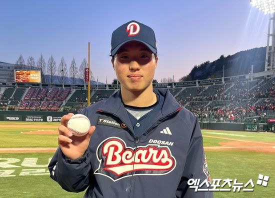 두산 베어스 신인 투수 홍민규가 지난 6일 사직 롯데전에서 데뷔 첫 승을 거둔 뒤 기념구를 들고 포즈를 취하고 있다. 두산 베어스