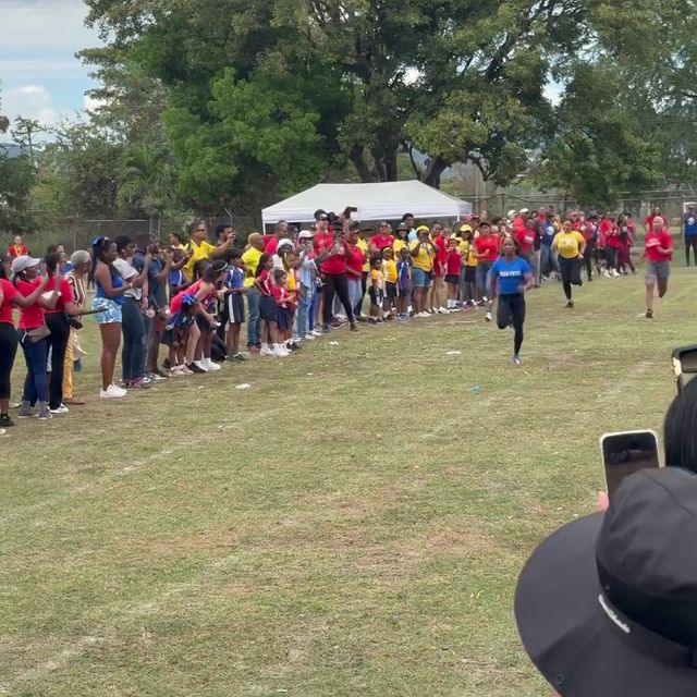 미국 피플지 등에 따르면 프레이저-프라이스는 전날 아들 자이언의 학교 운동회에서 열린 학부모 100m 달리기에 참여했다. 당시 상황이 담긴 영상에서 푸른 옷을 입은 프레이저-프라이스는 출발하자마자 다른 학부모들을 멀찌감치 앞서나갔다. 나중에는 그를 찍고 있던 드론조차 따돌렸다.프레이저프라이스 SNS