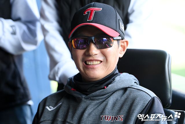 염경엽 LG 감독은 22일 잠실구장에서 열릴 '2025 신한 SOL Bank KBO 리그' NC와 정규시즌 3차전 맞대결을 앞두고 발 빠르게 움직여준 구단에 고마운 마음을 전했다. 엑스포츠뉴스 DB