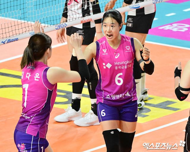 8일 오후 인천 삼산체육관에서 열린 '2024-2025 도드람 V-리그' 여자부 챔피언결정전 5차전 흥국생명과 정관장의 경기, 흥국생명 이고은이 득점 후 기뻐하고 있다. 엑스포츠뉴스 DB