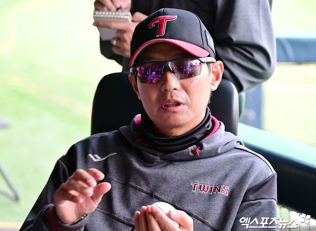 염경엽 LG 감독은 22일 잠실구장에서 열릴 '2025 신한 SOL Bank KBO 리그' NC와 정규시즌 3차전 맞대결을 앞두고 발 빠르게 움직여준 구단에 고마운 마음을 전했다. 엑스포츠뉴스 DB