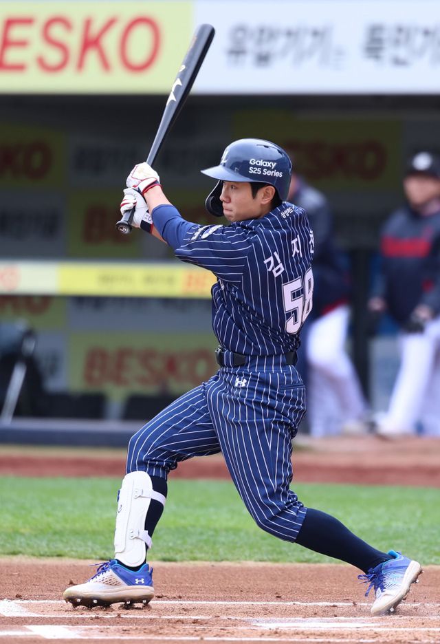 삼성 라이온즈 김지찬이 부상 복귀전이었던 지난 20일 대구 롯데 자이언츠전에서 타격하고 있다. 삼성 라이온즈