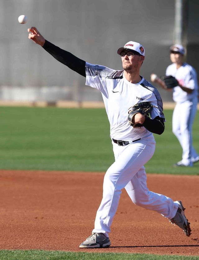 LG는 지난 21일 대체 외국인 투수 윈 영입을 발표했다. 그는 오른쪽 허벅지 부상으로 이탈한 에르난데스를 대체할 예정이다. LG 트윈스