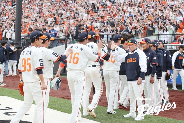 한화는 지난 18~20일 대전한화생명볼파크에서 열린 '2025 신한 SOL Bank KBO 리그' NC와 주말 3연전에서 싹쓸이 승리를 챙겼다. 리그 2위에 오른 현재, 구단과 팬이 목표하는 가을야구 진출이 실제 이뤄질 수 있을지 많은 관심을 받고 있다. 한화 이글스