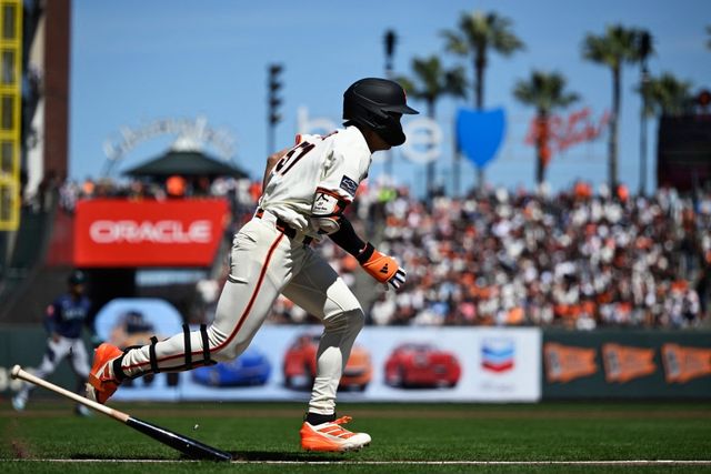 샌프란시스코 자이언츠 외야수 이정후가 22일 샌프란시스코의 오라클파크에서 열린 2025 미국프로야구 메이저리그 밀워키 브루어스와의 홈경기에 3번타자 겸 중견수로 선발 출전해 4타수 1안타 1타점을 기록했다. 시즌 타율은 0.333에서 0.329로 소폭 하락했다. AFP 연합뉴스