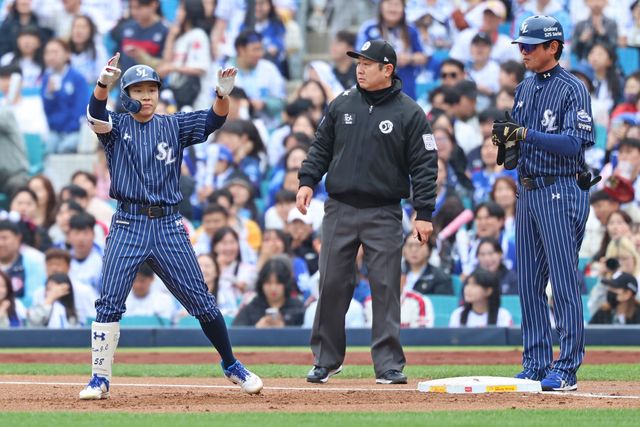 삼성 라이온즈 김지찬이 부상 복귀전이었던 지난 20일 대구 롯데 자이언츠전에서 안타를 친 뒤 세리머니하고 있다. 삼성 라이온즈