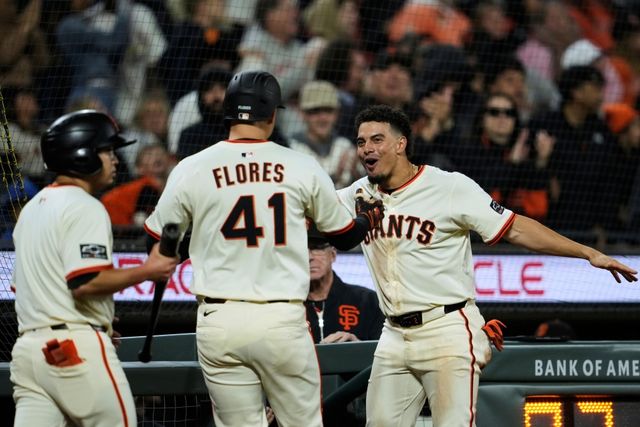 샌프란시스코 자이언츠가 22일 샌프란시스코의 오라클파크에서 열린 2025 미국프로야구 메이저리그 밀워키 브루어스와의 홈경기에서 4:2로 승리했다. 2:2로 팽팽하게 맞선 6회말 2사에서 샌프란시스코 플로레스가 홈런을 친 뒤 아다메스의 축하를 받고 있다. AP 연합뉴스