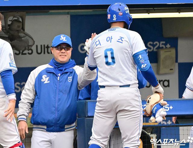 삼성 라이온즈 박진만 감독과 외인 타자 르윈 디아즈가 경기 도중 하이파이브하고 있다. 엑스포츠뉴스 DB
