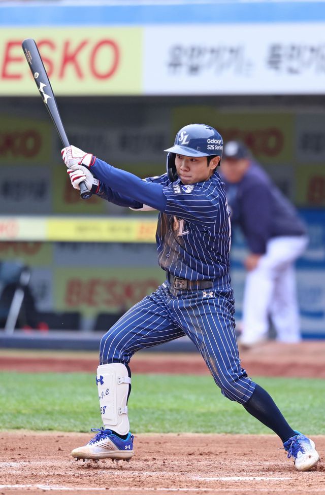 삼성 라이온즈 김지찬이 부상 복귀전이었던 지난 20일 대구 롯데 자이언츠전에서 타격하고 있다. 삼성 라이온즈