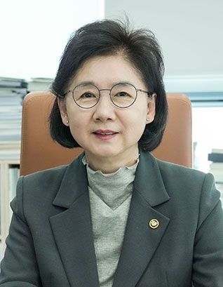 LG는 오는 24일 잠실구장에서 열릴 '2025 신한 SOL Bank KBO 리그' NC와 주중 3연전 마지막 경기에서 예방접종 중요성을 알리는 행사를 진행한다. 사진은 시구에 나설 지영미 질병관리청장. LG 트윈스