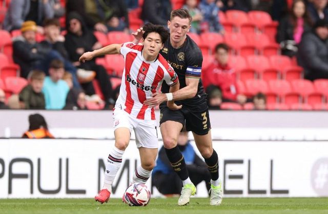 마크 로빈스 감독이 이끄는 스토크 시티가 22일(한국시간) 영국 리즈에 있는 앨런드 로드에서 열린 리즈 유나이티드와의 2024-2025시즌 챔피언십 44라운드 원정 경기에서 무려 0-6 대패를 당했다.&nbsp; 배준호가 선발 출장해 활약했지만, 팀 수비진이 무너지면서 별다른 활약을 하지 못했다. 스토크는 2연승 행진이 좌절됐다. 승점 50(12승14무18패)에 머무른 스토크는 강긍권 순위인 22위 루턴타운(승점46)과 승점 차가 단 4점에 불과하다.&nbsp;스토크