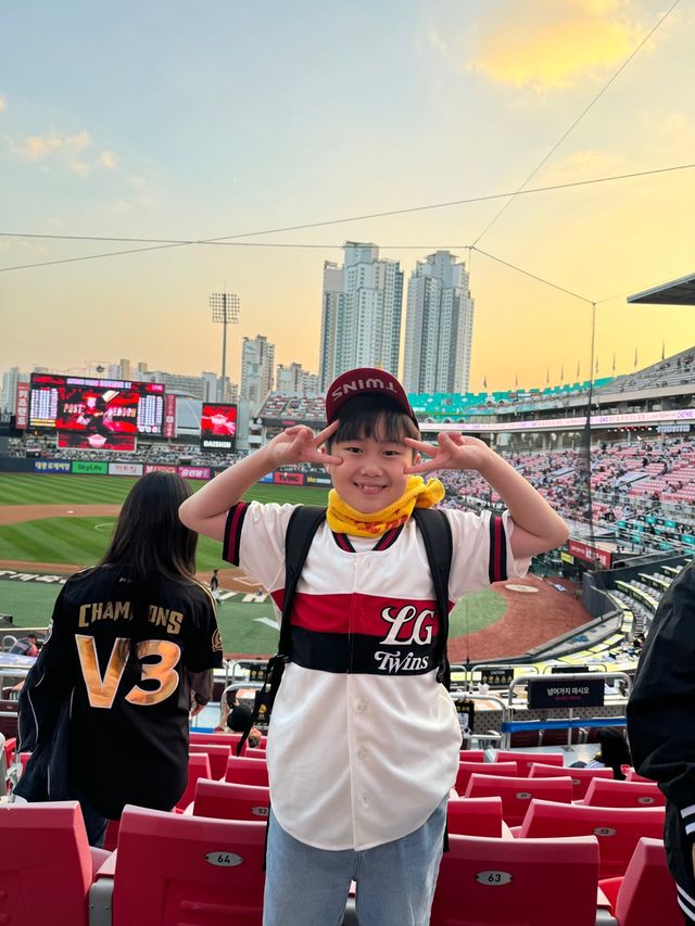 LG는 오는 24일 잠실구장에서 열릴 '2025 신한 SOL Bank KBO 리그' NC와 주중 3연전 마지막 경기에서 예방접종 중요성을 알리는 행사를 진행한다. 사진은 시타에 나설 임준택 군. LG 트윈스