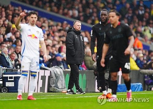 마크 로빈스 감독이 이끄는 스토크 시티가 22일(한국시간) 영국 리즈에 있는 앨런드 로드에서 열린 리즈 유나이티드와의 2024-2025시즌 챔피언십 44라운드 원정 경기에서 무려 0-6 대패를 당했다.&nbsp; 배준호가 선발 출장해 활약했지만, 팀 수비진이 무너지면서 별다른 활약을 하지 못했다. 스토크는 2연승 행진이 좌절됐다. 승점 50(12승14무18패)에 머무른 스토크는 강긍권 순위인 22위 루턴타운(승점46)과 승점 차가 단 4점에 불과하다.&nbsp;연합뉴스