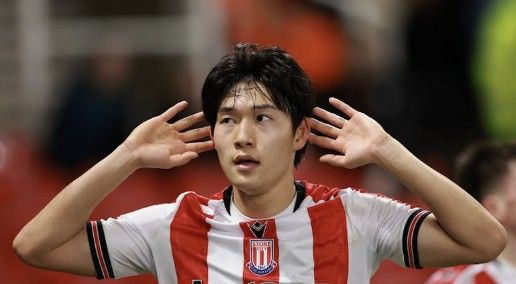 마크 로빈스 감독이 이끄는 스토크 시티가 22일(한국시간) 영국 리즈에 있는 앨런드 로드에서 열린 리즈 유나이티드와의 2024-2025시즌 챔피언십 44라운드 원정 경기에서 무려 0-6 대패를 당했다.&nbsp; 배준호가 선발 출장해 활약했지만, 팀 수비진이 무너지면서 별다른 활약을 하지 못했다. 스토크는 2연승 행진이 좌절됐다. 승점 50(12승14무18패)에 머무른 스토크는 강긍권 순위인 22위 루턴타운(승점46)과 승점 차가 단 4점에 불과하다.&nbsp;스토크