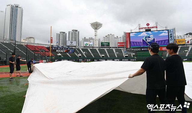 14일 오후 부산 사직야구장에서 열리는 '2023 KBO리그 퓨처스리그 올스타전'에 앞서 관계자들이 방수포 덮인 그라운드를 정비하고 있다. 엑스포츠뉴스 DB