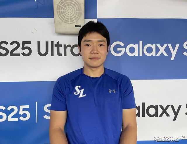 삼성 라이온즈 김지찬이 22일 대구 삼성라이온즈파크에서 인터뷰에 임한 뒤 기념촬영하고 있다. 엑스포츠뉴스 대구, 최원영 기자