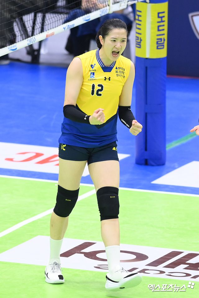17일 오후 경기도 수원실내체육관에서 열린 ‘도드람 2024-2025 V-리그’ 현대건설과 IBK기업은행의 경기, 현대건설 이다현이 블로킹 득점한 뒤 기뻐하고 있다. 엑스포츠뉴스 DB