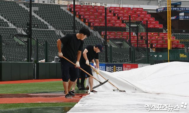14일 오후 부산 사직야구장에서 열리는 '2023 KBO리그 퓨처스리그 올스타전'에 앞서 관계자들이 방수포 덮인 그라운드를 정비하고 있다. 엑스포츠뉴스 DB