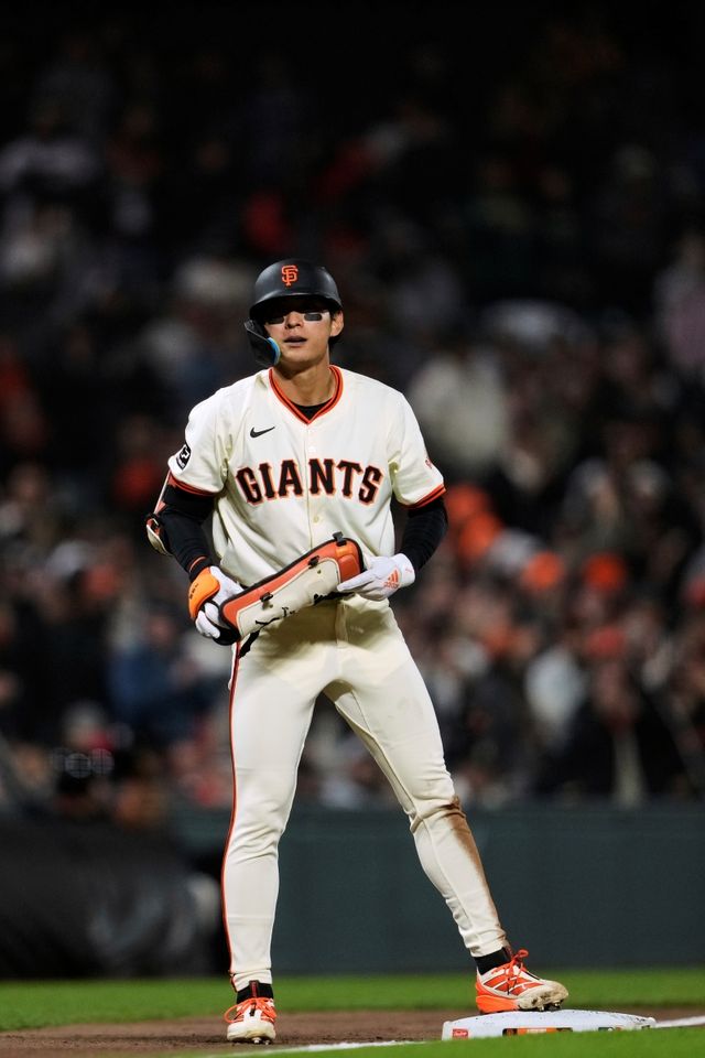 샌프란시스코 자이언츠 외야수 이정후가 22일 샌프란시스코의 오라클파크에서 열린 2025 미국프로야구 메이저리그 밀워키 브루어스와의 홈경기에 3번타자 겸 중견수로 선발 출전해 4타수 1안타 1타점을 기록했다. 시즌 타율은 0.333에서 0.329로 소폭 하락했다. AP 연합뉴스