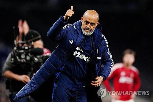 엔지 포스테코글루 감독이 이끄는 토트넘 홋스퍼가 22일(한국시간) 영국 런던에 있는 토트넘 홋스퍼 스타디움에서 열린 노팅엄 포레스트와의 2024-2025시즌 프리미어리그 33라운드 홈 경기에서 1-2로 패했다. 연합뉴스