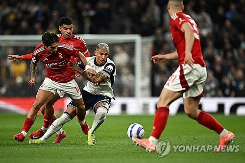 엔지 포스테코글루 감독이 이끄는 토트넘 홋스퍼가 22일(한국시간) 영국 런던에 있는 토트넘 홋스퍼 스타디움에서 열린 노팅엄 포레스트와의 2024-2025시즌 프리미어리그 33라운드 홈 경기에서 1-2로 패했다. 연합뉴스