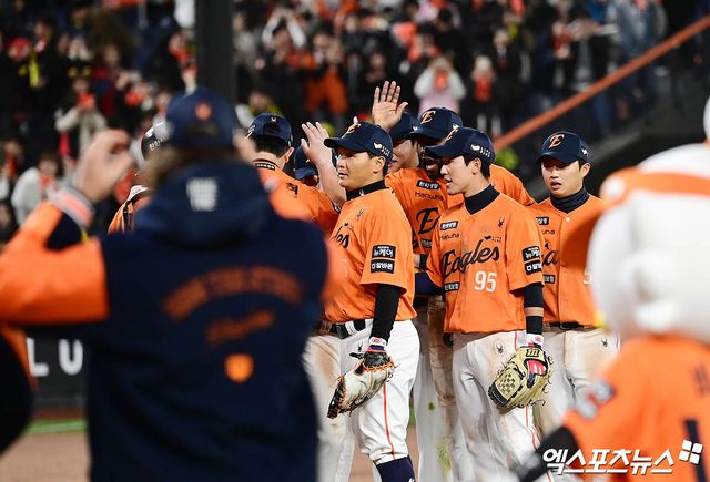 한화는 지난 18~20일 대전한화생명볼파크에서 열린 '2025 신한 SOL Bank KBO 리그' NC와 주말 3연전에서 싹쓸이 승리를 챙겼다. 리그 2위에 오른 현재, 구단과 팬이 목표하는 가을야구 진출이 실제 이뤄질 수 있을지 많은 관심을 받고 있다. 엑스포츠뉴스 DB