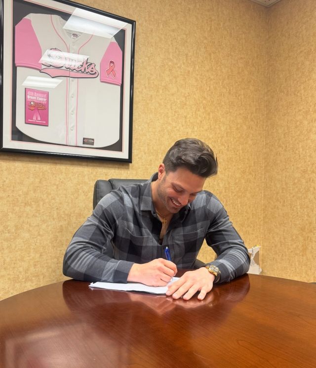 SSG가 지난 20일 에레디아의 부상 대체 외국인 선수로 맥브룸을 총액 7만5000달러에 영입했다. 맥브룸은 21일 인천국제공항을 통해 한국에 입국했으며, 에레디아는 20일 재활 명단에 등재됐다. SSG 랜더스