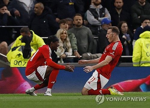 엔지 포스테코글루 감독이 이끄는 토트넘 홋스퍼가 22일(한국시간) 영국 런던에 있는 토트넘 홋스퍼 스타디움에서 열린 노팅엄 포레스트와의 2024-2025시즌 프리미어리그 33라운드 홈 경기에서 1-2로 패했다. 연합뉴스