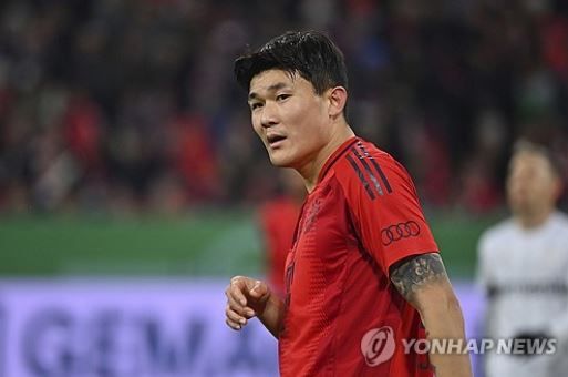 프랑스 매체 '풋메르카토'가 18일(한국시간) 김민재가 프리미어리그로의 이적에 문을 열었다면서 뮌헨을 떠날 가능성을 제기했다.&nbsp;연합뉴스