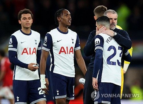 엔지 포스테코글루 감독이 이끄는 토트넘 홋스퍼가 22일(한국시간) 영국 런던에 있는 토트넘 홋스퍼 스타디움에서 열린 노팅엄 포레스트와의 2024-2025시즌 프리미어리그 33라운드 홈 경기에서 1-2로 패했다.&nbsp;연합뉴스