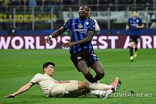 프랑스 매체 '풋메르카토'가 18일(한국시간) 김민재가 프리미어리그로의 이적에 문을 열었다면서 뮌헨을 떠날 가능성을 제기했다.&nbsp;연합뉴스