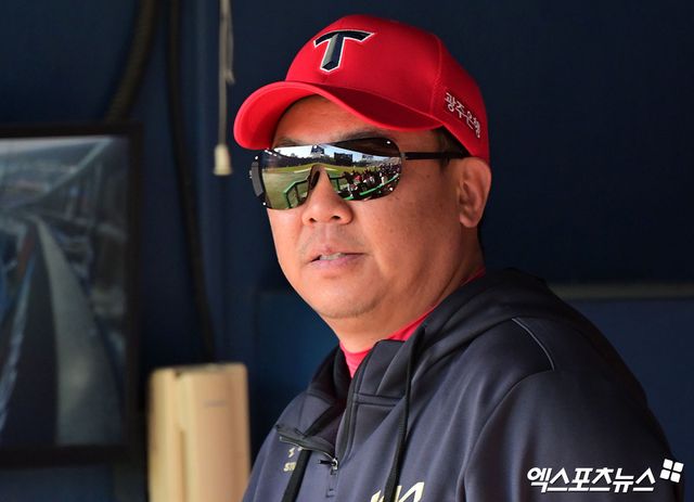 KIA 타이거즈 이범호 감독이 올해 정규시즌 경기를 앞두고 그라운드를 바라보고 있다. 엑스포츠뉴스 DB