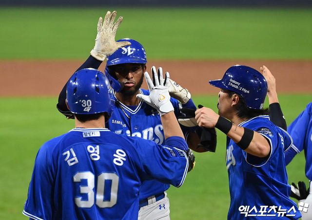 삼성 라이온즈 외인 타자 르윈 디아즈가 경기에 출전해 득점한 뒤 축하 받고 있다. 엑스포츠뉴스 DB